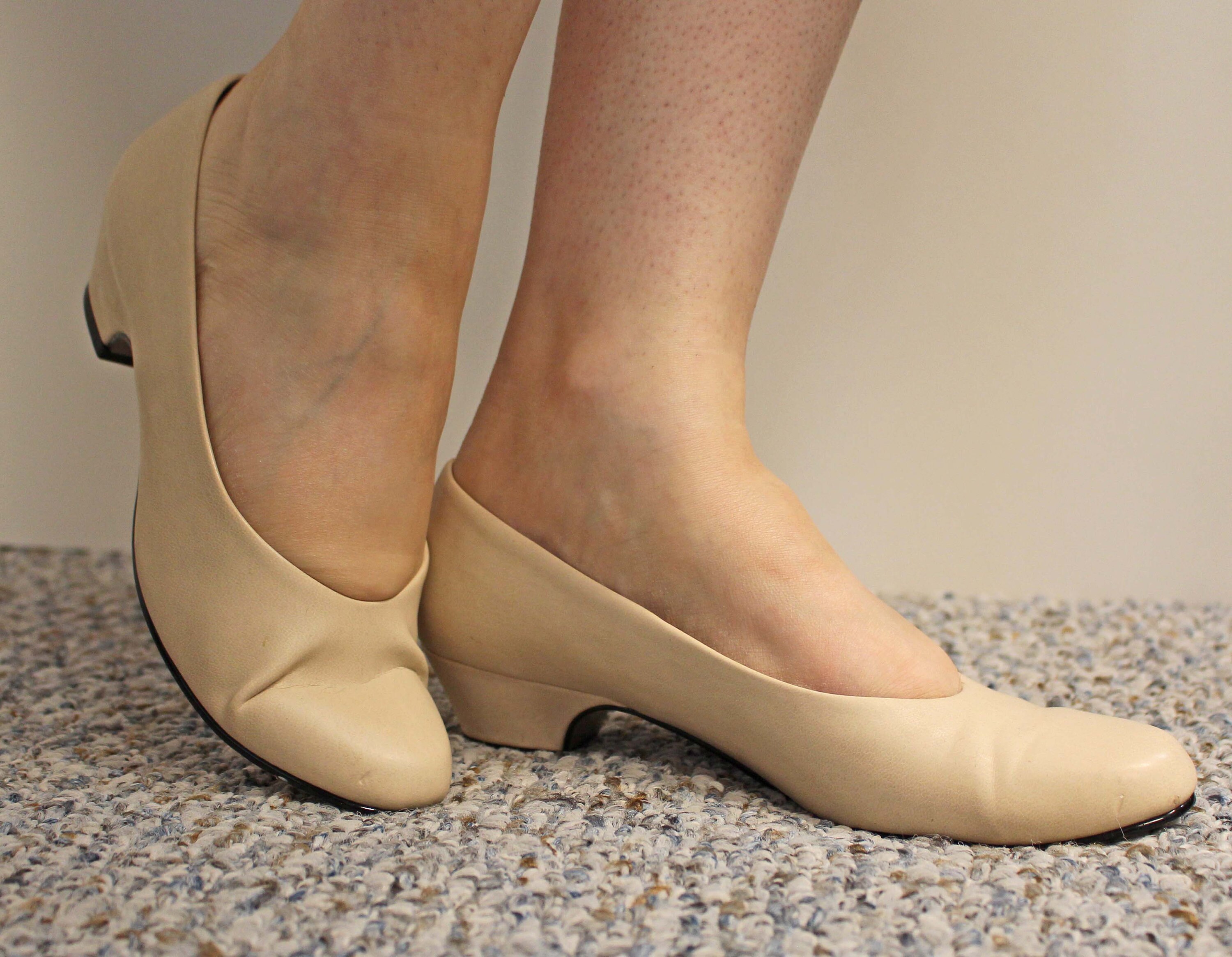 Size 5.5 Cream Hush Puppies Angel II 