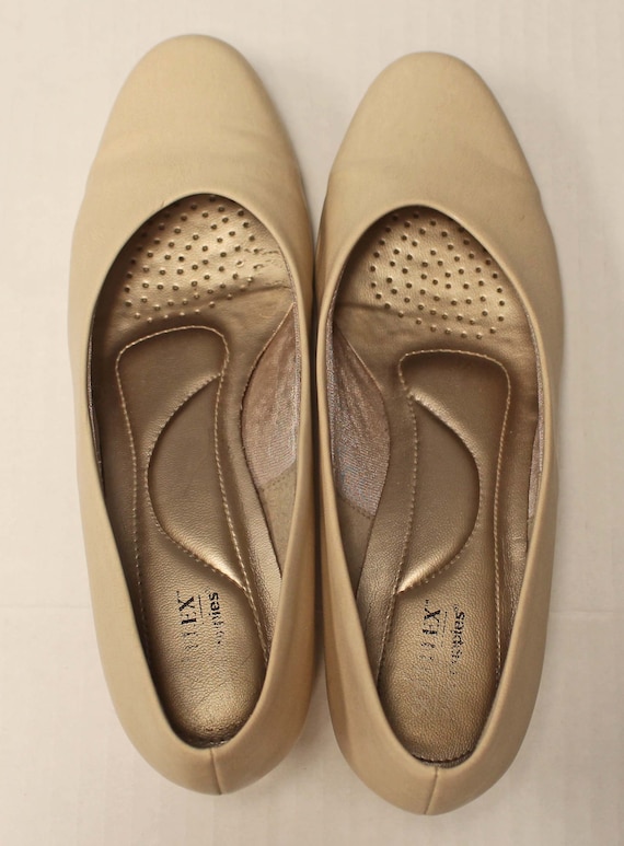Size 5.5 Cream Hush Puppies Angel II 