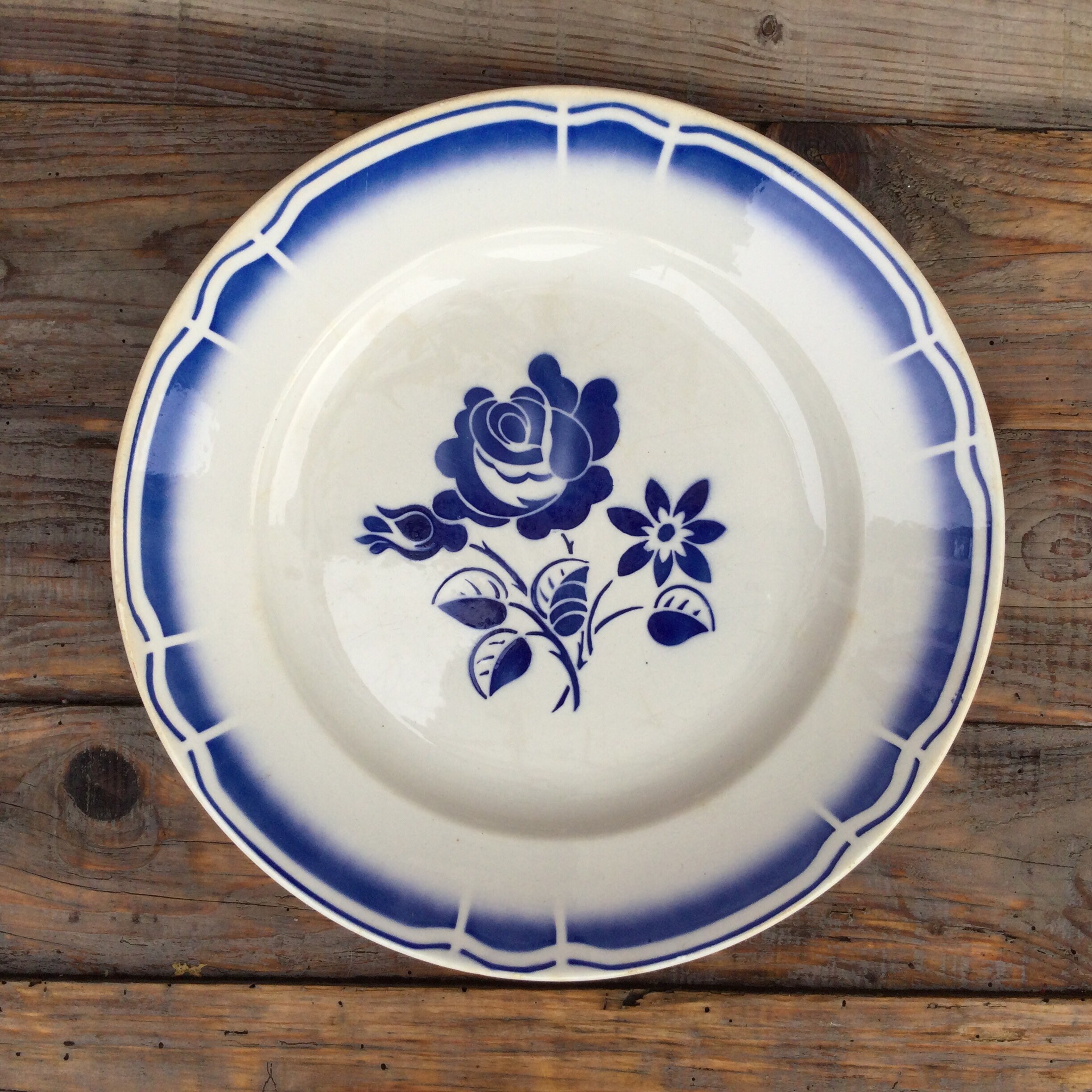 Une Assiette de Service Particulièrement Grande. Français Bleu Vintage sur Transfert Blanc. Badonvil