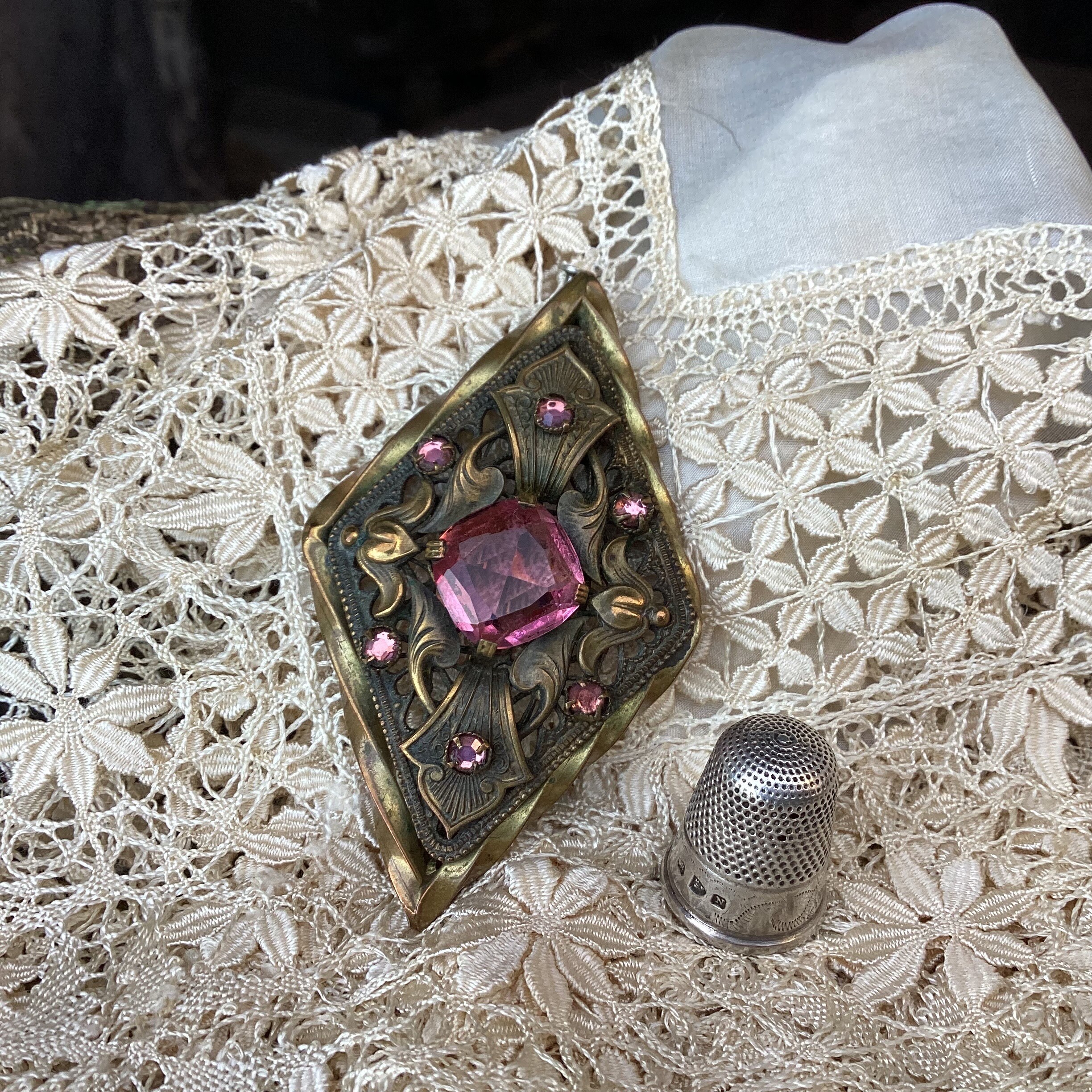 Rose argentée avec broche en perles détaillée paillettes belle argentée