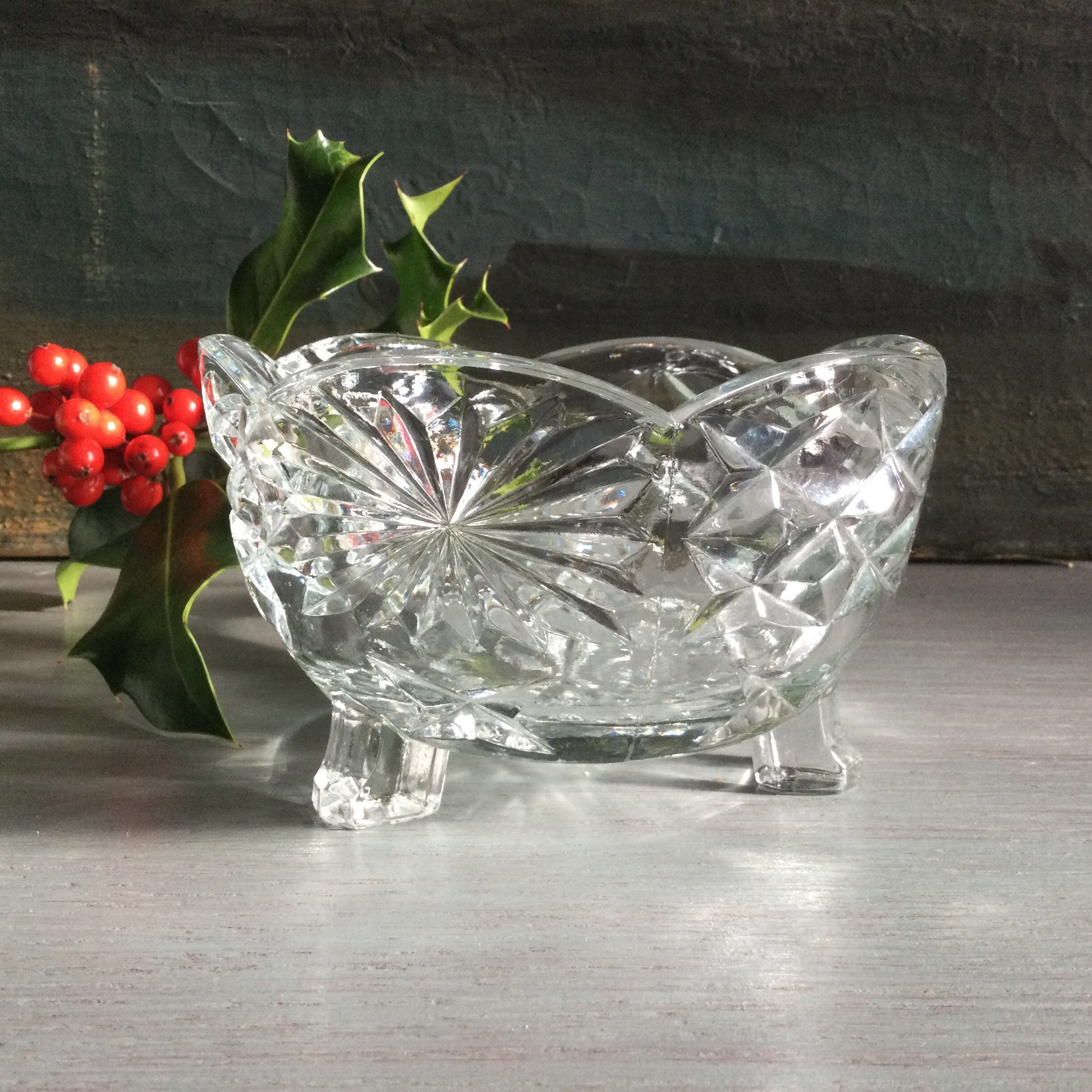 Un Bol en Verre Des Années 1950. Un Plat de Bibelots Moulé, à Facettes, Trépied, Un Service Polyvale