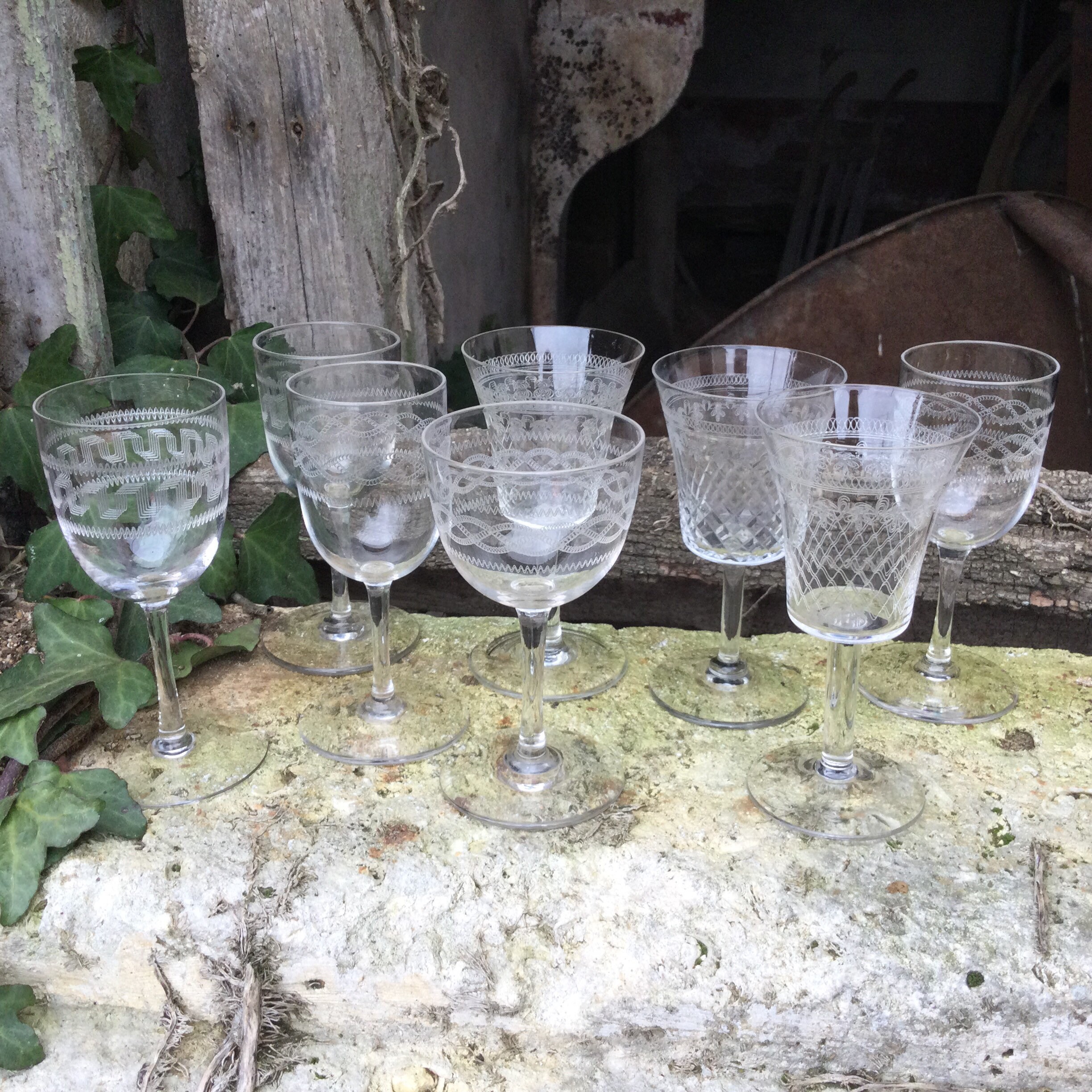 Un Arlequin Set 8 Années 1930 Assortis/ Inégalés Verres en Cristal Bohémien à Tige, Gravé Pour Le Vi