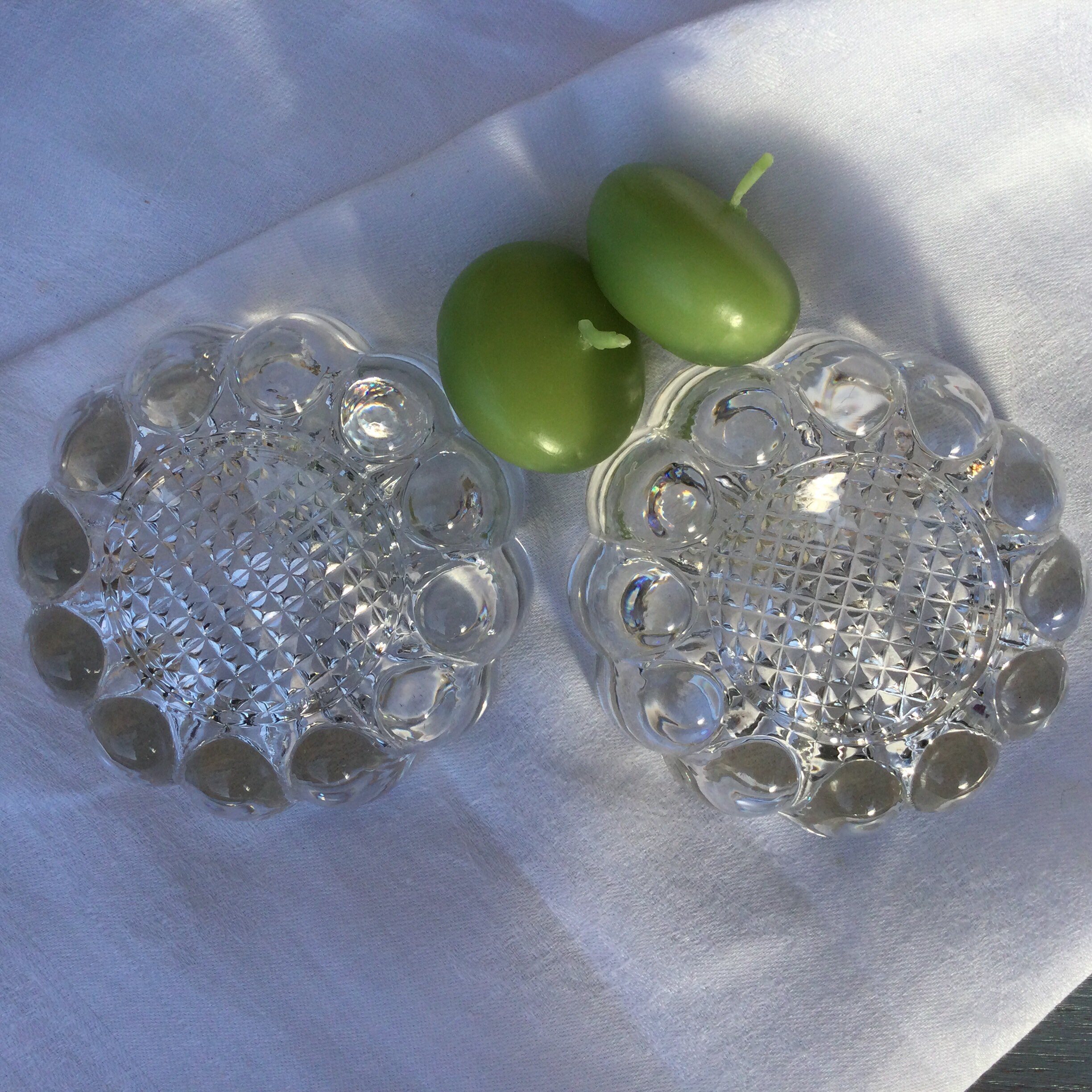 2 Roulettes de Meubles Français. Sous-Verres en Verre Pressé Vintage Transparent. Sliders, Bougeoirs