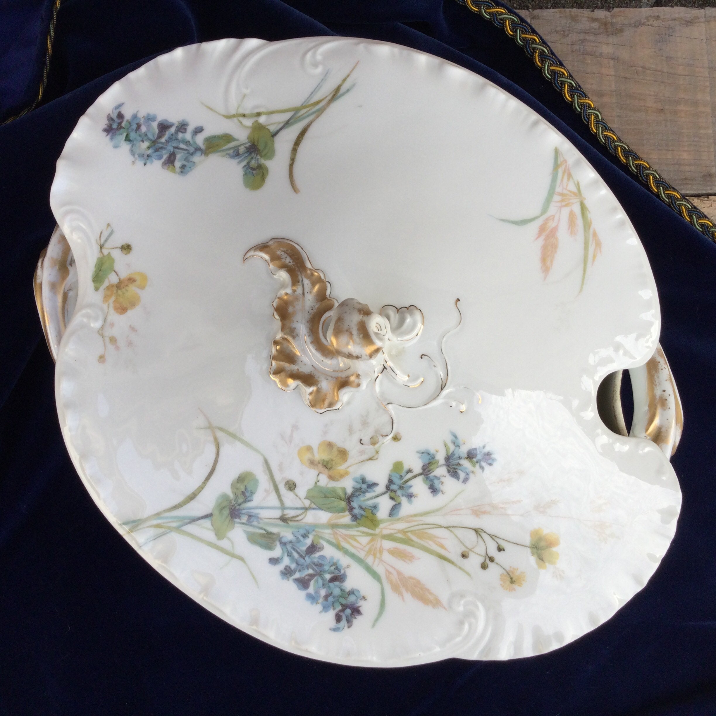 Superbe Plat de Service et Couvercle. 1920 Porcelaine Paris. Décor Champêtre, Fleurs Sauvages Herbes