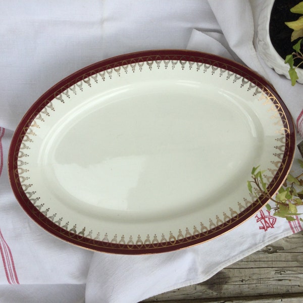 1920 Plat de service plat ovale en porcelaine de Salins design Lima Rouge grande assiette avec détails rouge bordeaux et or Table française chic