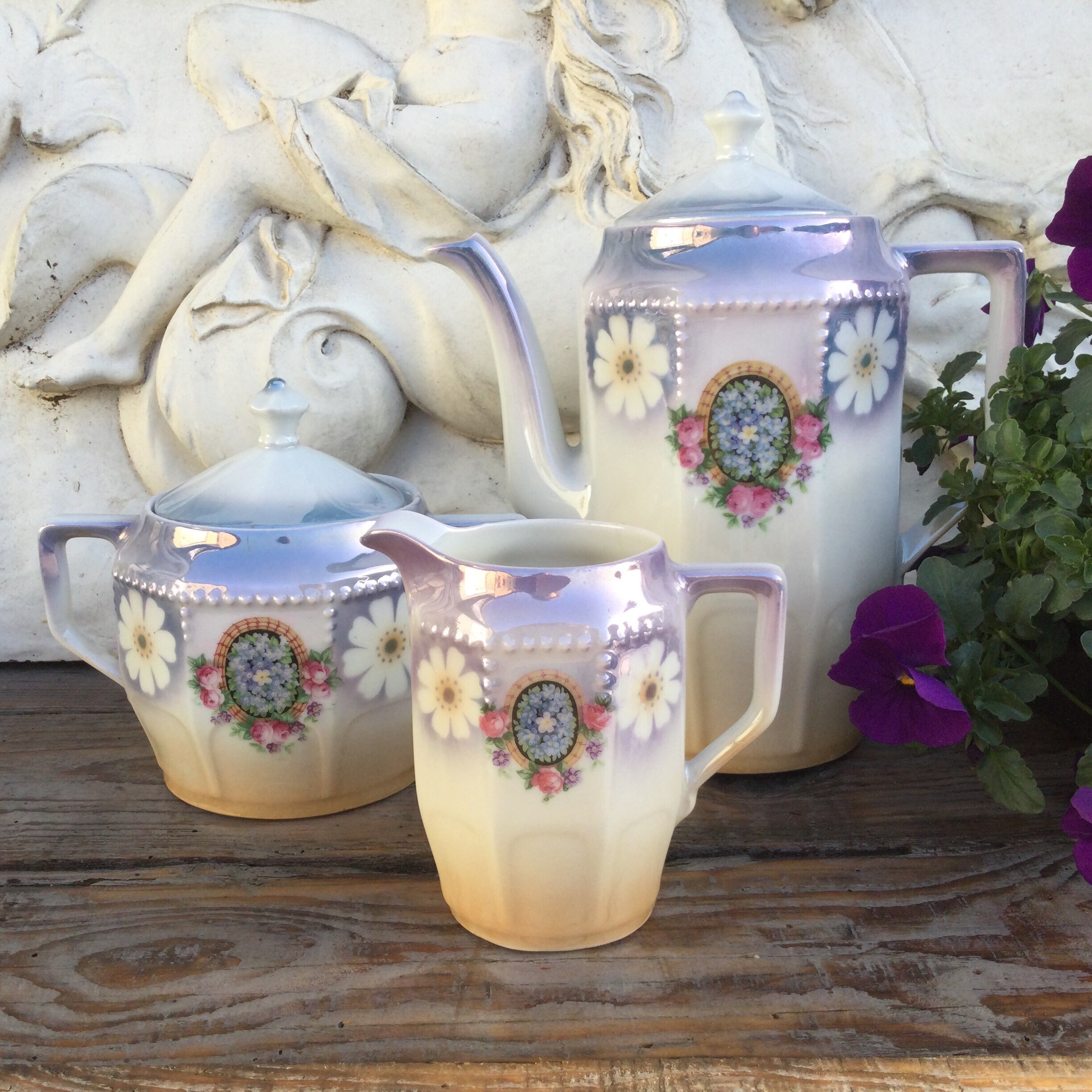 Cafetière Vintage, Crémeuse et Sucrier. Lustre en Porcelaine. Oublie-Moi Les Nons Roses. Français Ar