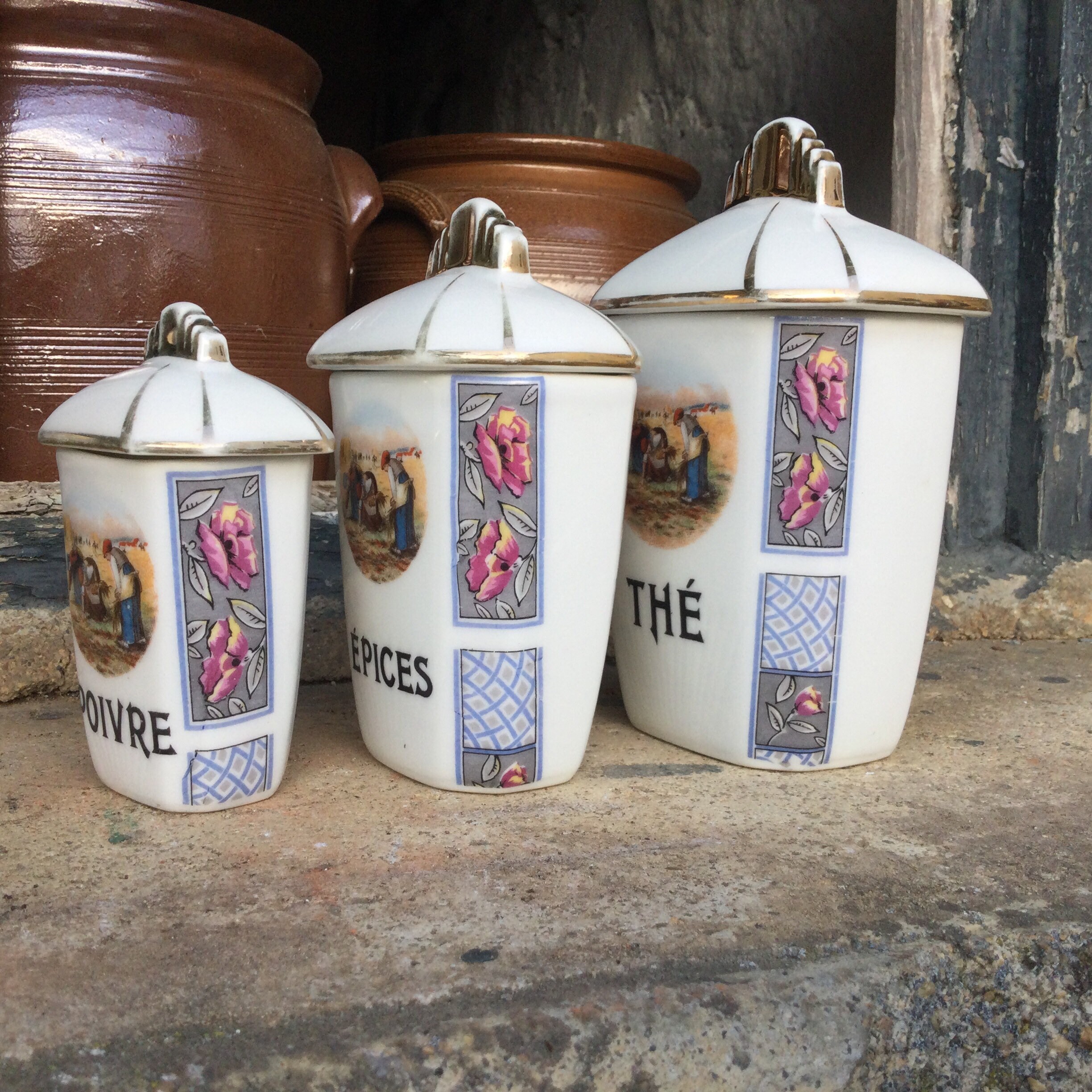 Un Ensemble de 3 Français Bidons Rangement Vintage Bocaux à Épices en Porcelaine avec Couvercles Pot