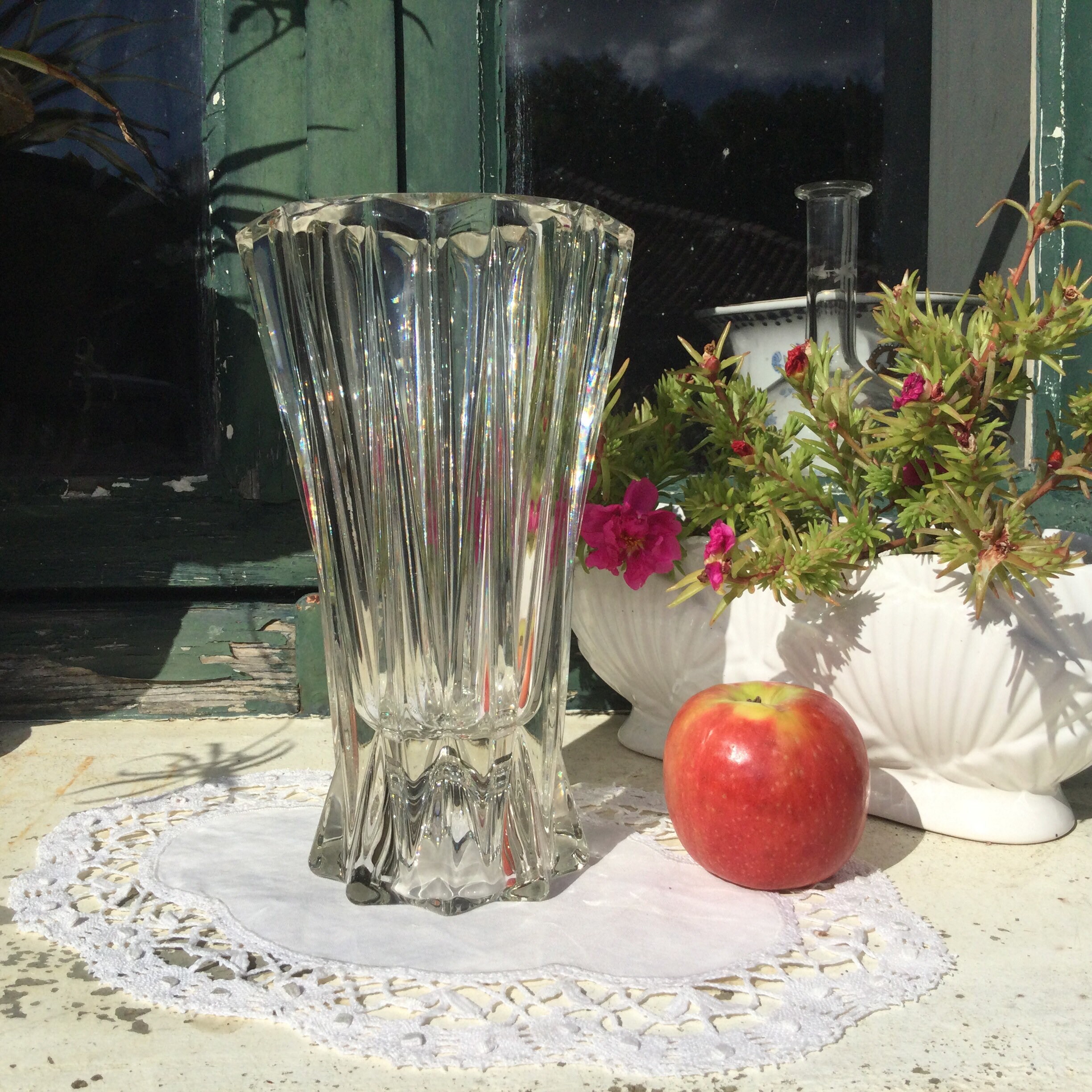 Joli Vase en Cristal Des Années 1960 Français Verre Moulé à Facettes ou Pièce Maîtresse Décor Champê