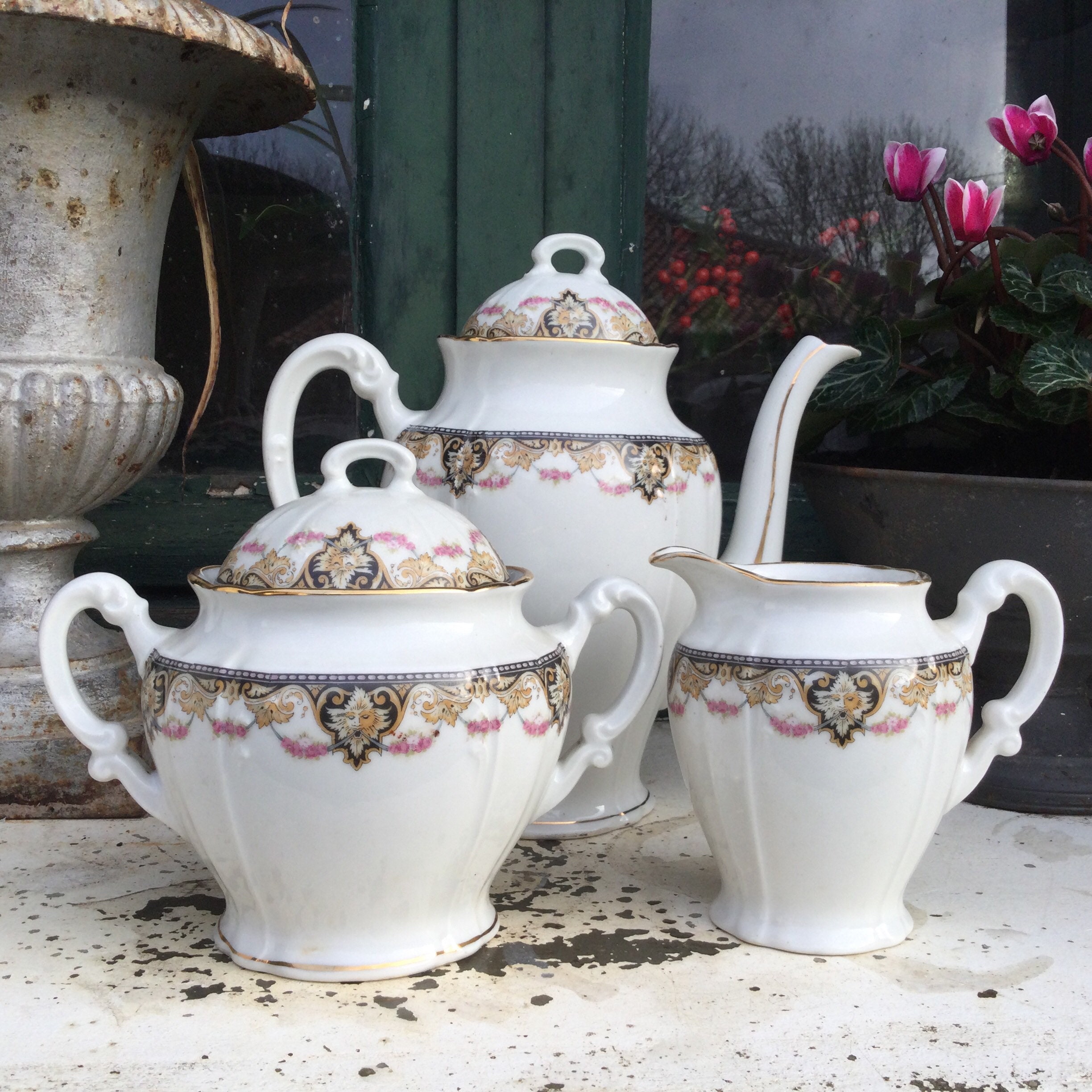 Café Pour 10. Service de Porcelaine Limoges. Céramique Vintage William Guerin. Décor Noir, Rose et O