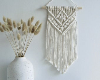 Petite suspension en macramé naturel, décoration murale bohème sur un goujon en bois de 20 cm, autres couleurs