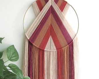 Suspension murale en fil de macramé à rayures, attrape-rêves marron et prune sur un cercle doré mat de 25 cm