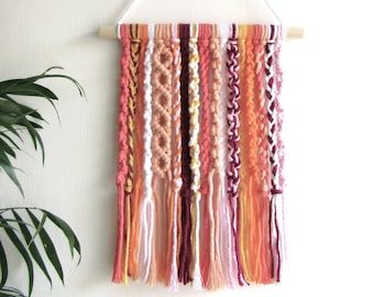 Petite suspension murale en macramé, fil texturé multicolore, goujon en bois de 20 cm