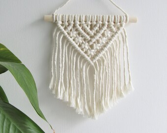 Mini suspension murale en macramé : décoration de chambre d'enfant, oeuvre d'art murale de galerie
