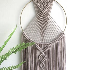 Attrape-rêves à suspendre en macramé gris, cerceau en or mat 25 cm,