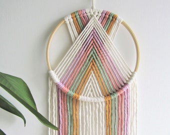 Petite suspension murale arc-en-ciel en macramé, attrape-rêves sur un cerceau en bambou de 20 cm, longueur totale 60 cm