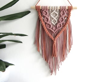 Petite suspension murale en macramé, décoration style bohème rose et terre cuite, goujon en bois de 20 cm
