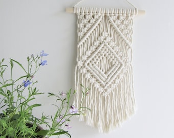 Petite suspension murale bohème en macramé, art fibreux de style scandinave sur un goujon en bois de 20 cm