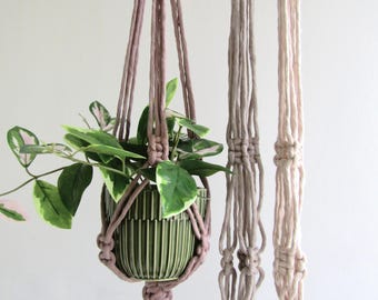 Suspension pour plante en macramé, une grosse jardinière gris mauve ou beige, longueur 75 cm