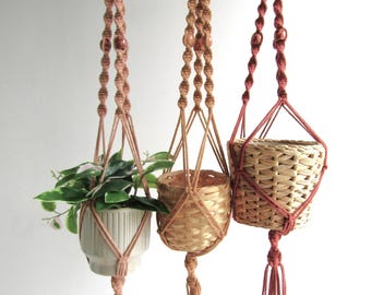 Suspension pour plante en macramé, une jardinière brun rose saumon ou rouge rouille, longueur 85 cm