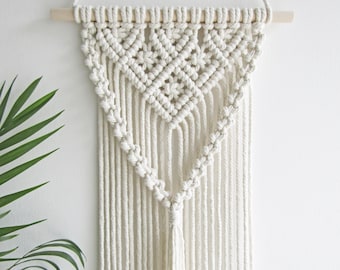 Suspension murale bohème en macramé, décoration de chambre de bébé neutre, chambre de style scandinave, goujon en bois de 25 cm