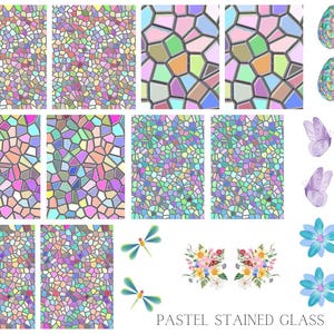Op de afbeelding: Een digitaal papierpakket met pastelkleurige glas-in-loodpatronen, vlinders, bloemen en libellen. De tekst "PASTEL STAINED GLASS" staat onderaan de afbeelding.