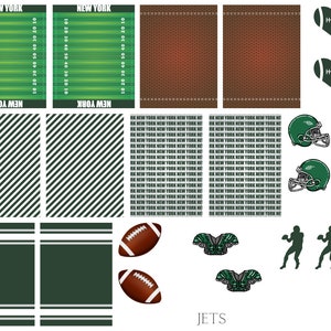 Könnte beinhalten: Grünes und weißes Party-Druckset zum Thema Fußball mit einem Fußballfeld, einem Fußballhelm, einem Fußballtrikot und Fußbällen. Das Set enthält auch ein gestreiftes Muster und ein einfarbig grünes Muster.