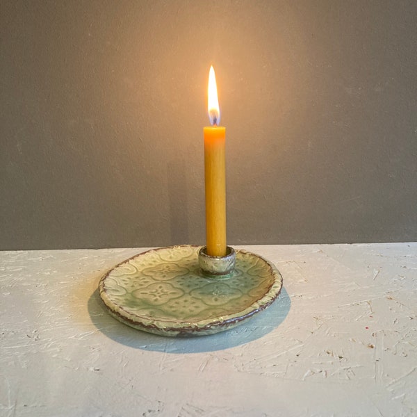 Leuchter Teller Kerzenhalter Mini Kerze Pyramidenkerze Hellgrün Pastell Handmade Muster Tischdeko 11 cm Klein Geschenk Wichtel Kerzenhalter