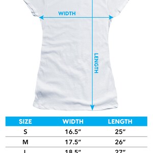 Puede incluir: Una tabla de tallas para camisetas de manga corta para juniors. La tabla muestra las medidas de ancho y largo en pulgadas para las tallas S, M, L, XL y 2XL.  Permitir una tolerancia de +/- 1/2 pulgada en todas las medidas.