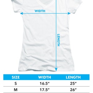 Op de afbeelding: Een maattabel voor junior v-hals t-shirts met korte mouwen. De tabel toont de breedte- en lengtematen in inches voor de maten S, M, L, XL en 2XL.