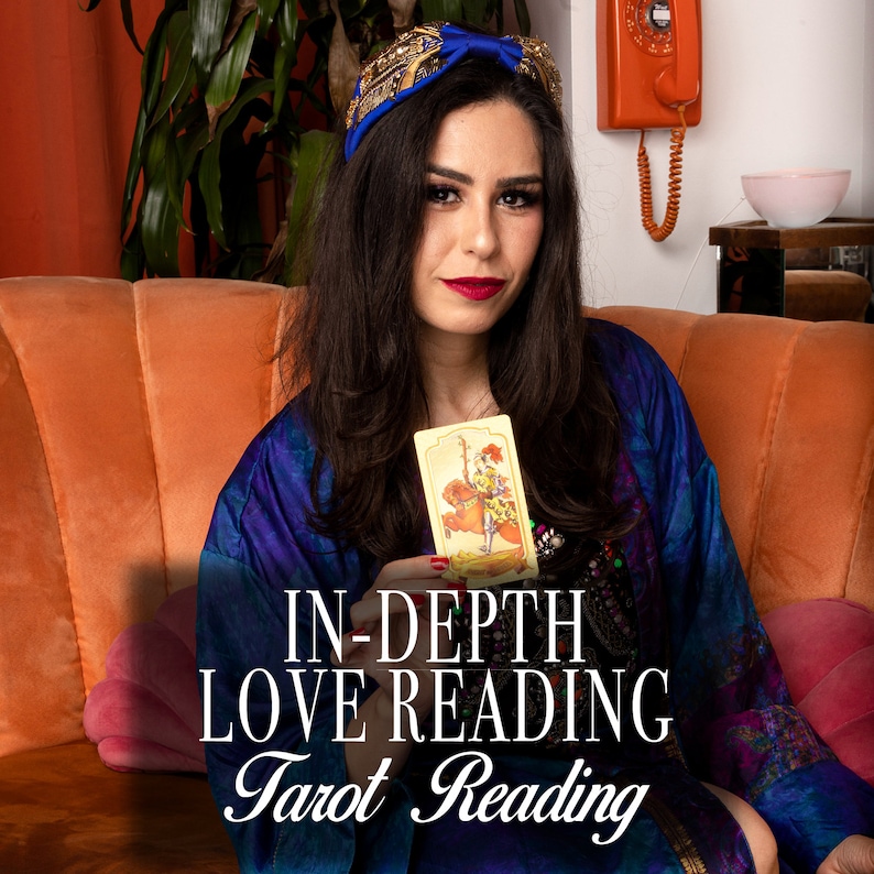Puede incluir: Una mujer con una t&uacute;nica azul y una diadema dorada sostiene una carta del tarot frente a ella. La carta muestra a un caballero montando un caballo blanco. El texto de la imagen dice "In-Depth Love Reading Tarot Reading".
