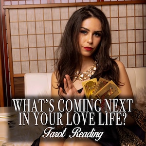 Puede incluir: Una mujer con cabello largo y oscuro sostiene tres cartas del tarot en sus manos. Las cartas son doradas con diseños intrincados. El texto en la imagen dice "What's coming next in your love life? Tarot Reading."