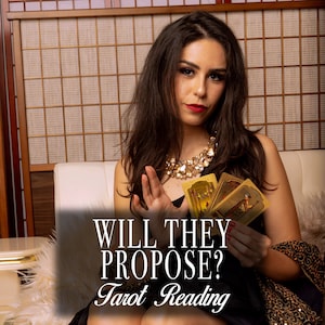 Puede incluir: Una mujer con un vestido negro y joyas de oro sostiene un conjunto de cartas de tarot. El texto "WILL THEY PROPOSE? Tarot Reading" se muestra debajo de las cartas.