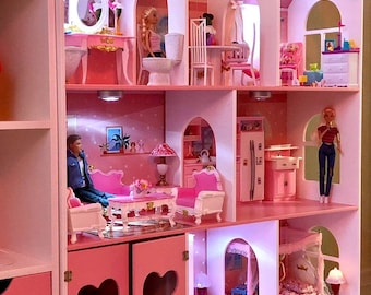 deAO Maison de Poupee avec Meubles et Accessoires, avec 2 étages, 3 Chambres, Balcon, 3 Poupées