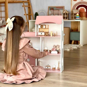 手作りの木製ドールハウス、環境に優しくカスタマイズ可能