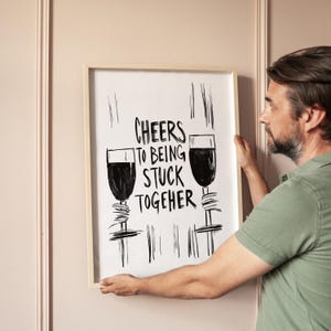 Prost, zusammen zu sein Wand Kunst Druck Lustig Paare Dekor Digitaler Download Schwarz Weiß Wein Zitat Poster Geschenk für Jahrestag