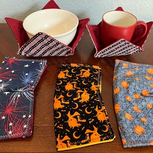 以下が含まれることがあります： ボウルとマグカップ用のファブリックコースターが4種類。2つのコースターは白と黒のストライプの赤、1つは白の星と赤い花火の青、1つはオレンジの魔女と月の黒、そして1つはオレンジのオレンジの青です。