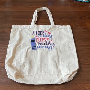 Sac fourre-tout en toile - Cartable de bibliothèque - Tissu brodé matelassé - Un livre par jour sans réalité