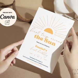 Op de afbeelding: Een witte uitnodigingskaart met een gouden zon-afbeelding en de tekst "eerste reis rond de zon" en "Daniel's eerste verjaardag". De uitnodiging bevat de datum, tijd en locatie van het evenement.