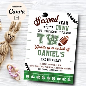 Puede incluir: Una invitación de cumpleaños de temática futbolística en verde y blanco para un niño que cumple dos años. La invitación presenta un balón de fútbol, un casco de fútbol y el texto "Second Year Down Our Little Rookie Is Turning Two Huddle Up As We Kick Off Daniel's 2nd Birthday".