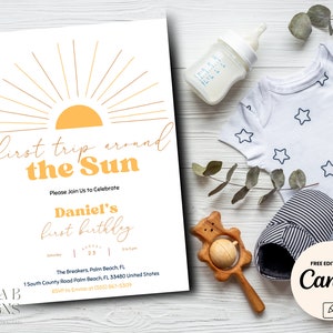 Op de afbeelding: Een printbare uitnodiging voor een eerste verjaardag met een zon en stralen ontwerp. De tekst luidt "eerste reis rond de zon" en "Daniel's eerste verjaardag".