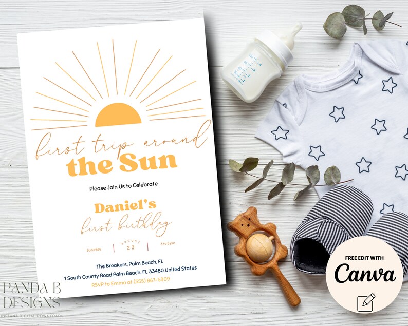 Op de afbeelding: Een printbare uitnodiging voor een eerste verjaardag met een zon en stralen ontwerp. De tekst luidt "eerste reis rond de zon" en "Daniel's eerste verjaardag".