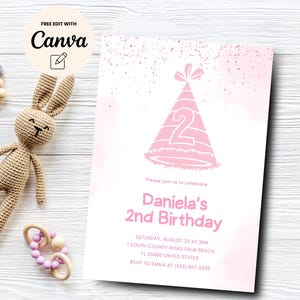 Puede incluir: Invitación a una fiesta de cumpleaños rosa con un gorro de fiesta rosa con el número 2. El texto dice "Daniela's 2nd Birthday". La invitación incluye la fecha, la hora y el lugar de la fiesta. También se incluye la información de RSVP.