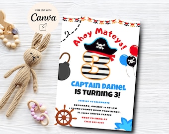 Könnte beinhalten: Ahoy Mateys! Eine weiße, druckbare Einladung mit Piraten-Thema für eine Geburtstagsparty. Die Einladung zeigt eine schwarz-weiß gestreifte Zahl 3 mit einem Piratenhut, eine schwarze Bombe, ein Steuerrad und blaue und rote Ballons. Der Text auf der Einladung lautet: "Ahoy Mateys! Captain Daniel wird 3! Feiert mit uns Samstag, 21. August um 15:00 Uhr 1 South County Road Palm Beach, FL 33480 Vereinigte Staaten RSVP an Emma unter (555) 067-3309"
