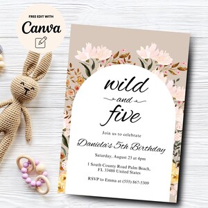 Puede incluir: Una invitación de cumpleaños con temática floral con fondo blanco y borde marrón. El texto dice "wild and five" con una ilustración floral de fondo. La invitación es para el 5º cumpleaños de Daniela el 23 de agosto a las 4 pm. La dirección es 1 South County Road Palm Beach, FL 33480 Estados Unidos. RSVP a Emma al (555) 867-5309.