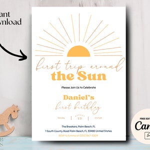 Op de afbeelding: Een witte uitnodiging met een gouden zon-afbeelding en de tekst "eerste reis rond de zon". De uitnodiging is voor Daniel's eerste verjaardag. Het feest is op zaterdag 23 augustus om 15:15 uur in The Breakers in Palm Beach, Florida. RSVP naar Emma op (555) 867-5309.