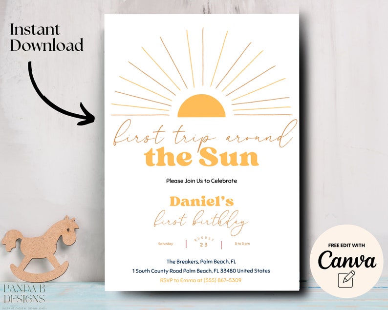 Op de afbeelding: Een witte uitnodiging met een gouden zon-afbeelding en de tekst "eerste reis rond de zon". De uitnodiging is voor Daniel's eerste verjaardag. Het feest is op zaterdag 23 augustus om 15:15 uur in The Breakers in Palm Beach, Florida. RSVP naar Emma op (555) 867-5309.