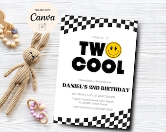 Może przedstawiać: Czarno-białe zaproszenie na urodziny w kratkę z tekstem "Daniel is Two Cool" w pogrubionych czarnych literach. Żółta buźka znajduje się obok słowa "Two". Zaproszenie zawiera szczegóły dotyczące przyjęcia urodzinowego Daniela z okazji jego 2. urodzin.
