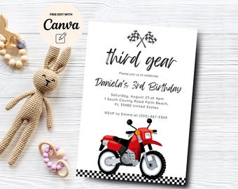 Op de afbeelding: Een verjaardagsuitnodiging met een illustratie van een rode en zwarte crossmotor. De uitnodiging luidt "third gear" en "Daniela's 3rd Birthday". De tekst bevat ook de datum, tijd, locatie en RSVP-informatie.