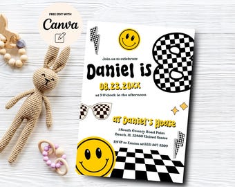 Puede incluir: Un número ocho a cuadros en blanco y negro con una cara sonriente amarilla sobre un fondo blanco. El texto "Join us to celebrate Daniel is 08.23.20XX at 3 O'clock in the afternoon at Daniel's House 1 South County Road Palm Beach, FL 33480 United States RSVP to Emma at (555) 867-3309" está impreso en la invitación.