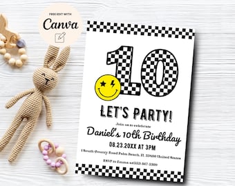 Puede incluir: Una invitación de fiesta de cumpleaños a cuadros negros y blancos con una cara sonriente amarilla y el número 10. El texto de la invitación dice "Let's Party!" y "Daniel's 10th Birthday".